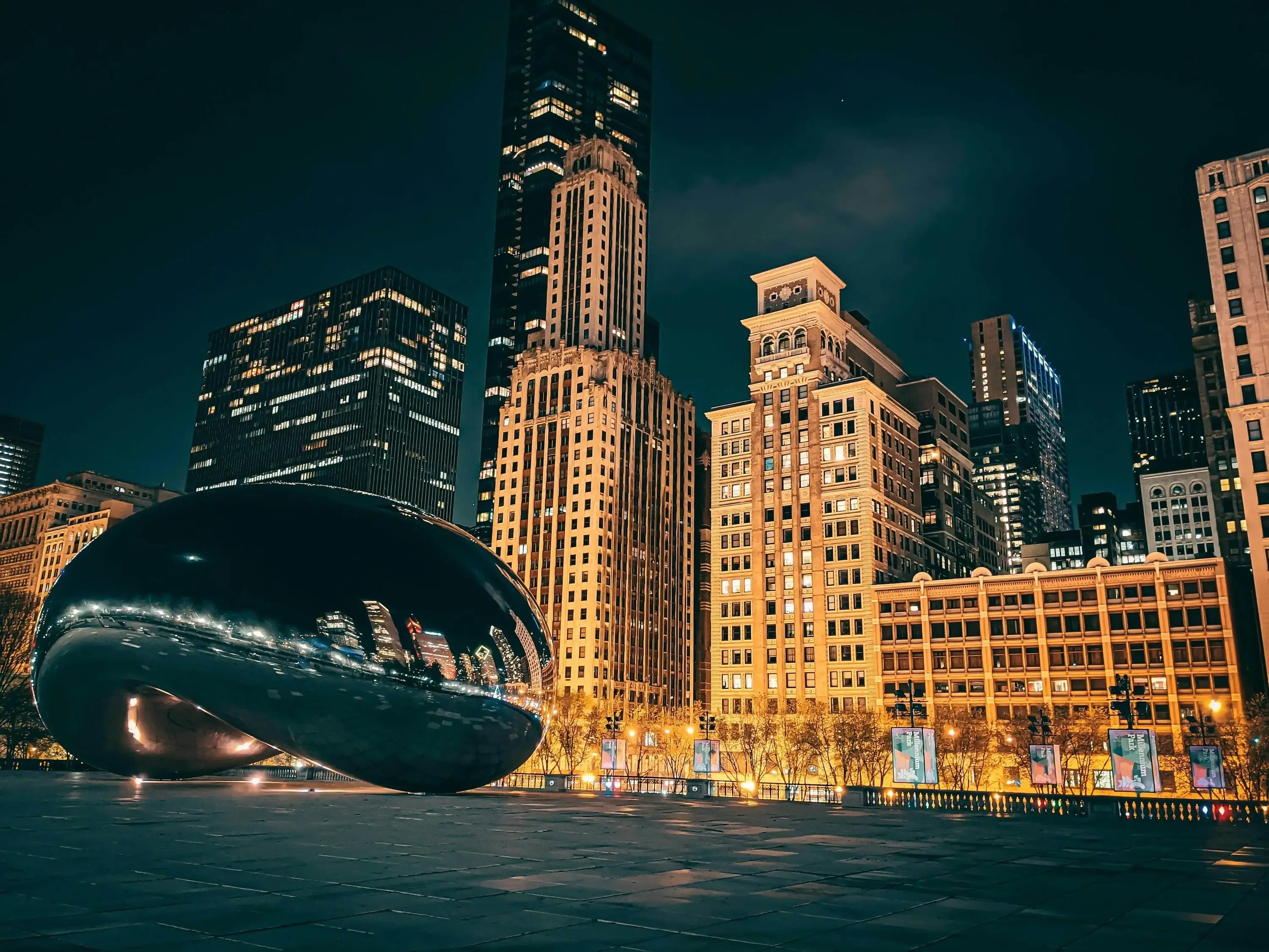 The Chicago bean sculpture at night