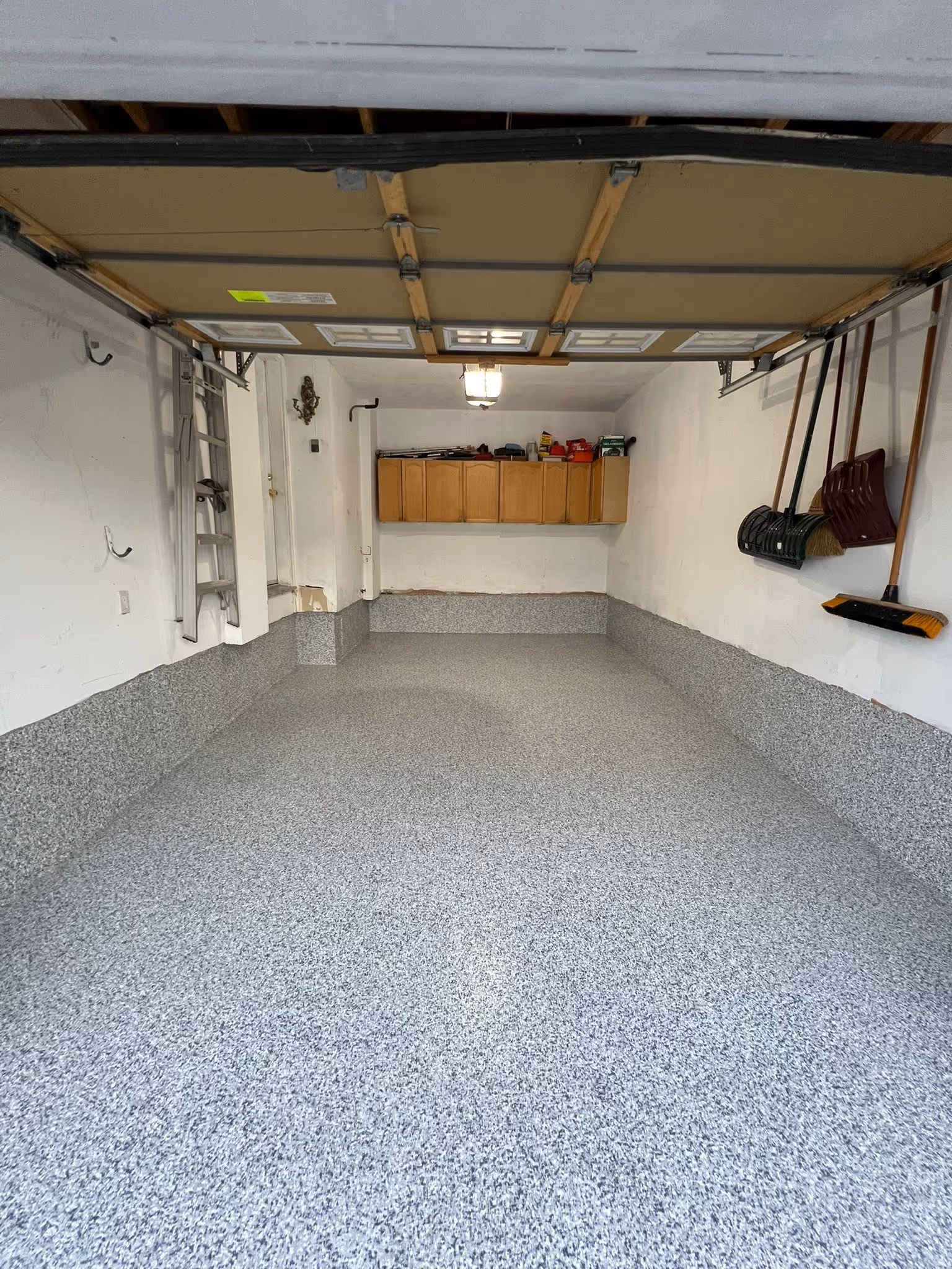 1 car garage epoxy floor with stem walls