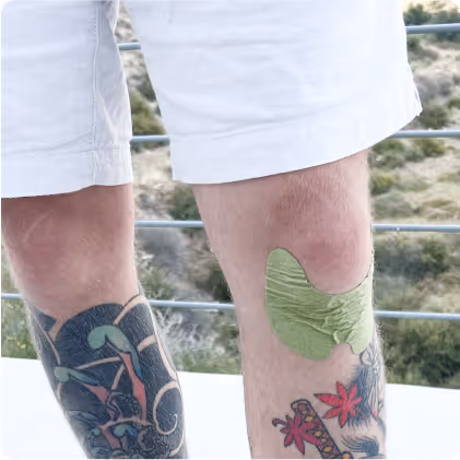 Image of customer wearing a Wellnee patch on his knee