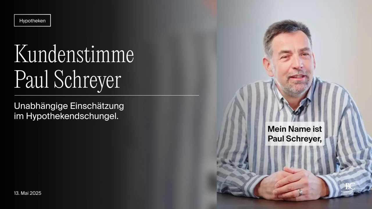 Porträt von Paul Schreyer in gestreiftem Hemd, der vor neutralem Hintergrund spricht.