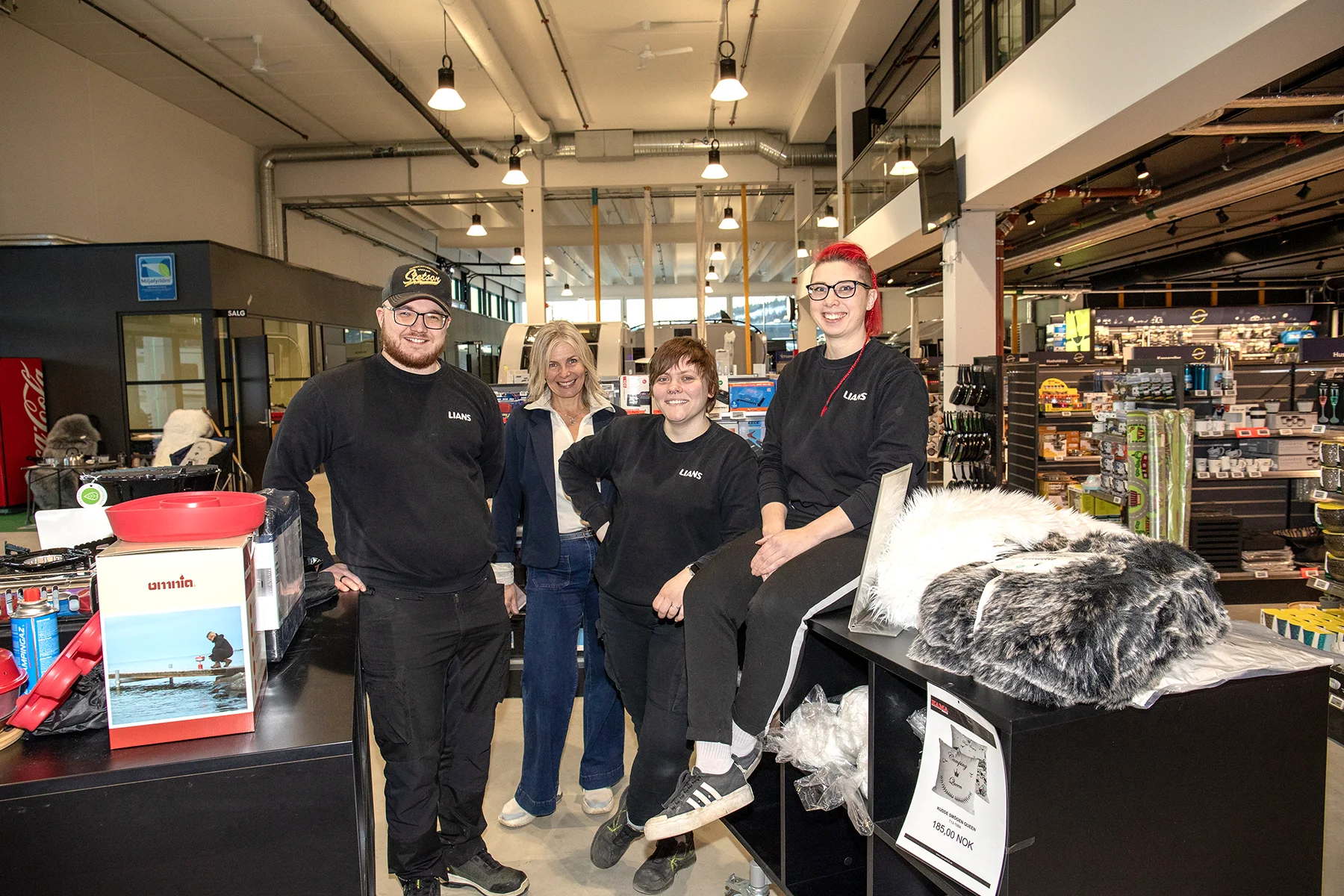 Seasonal workers for shop and workshop wanted