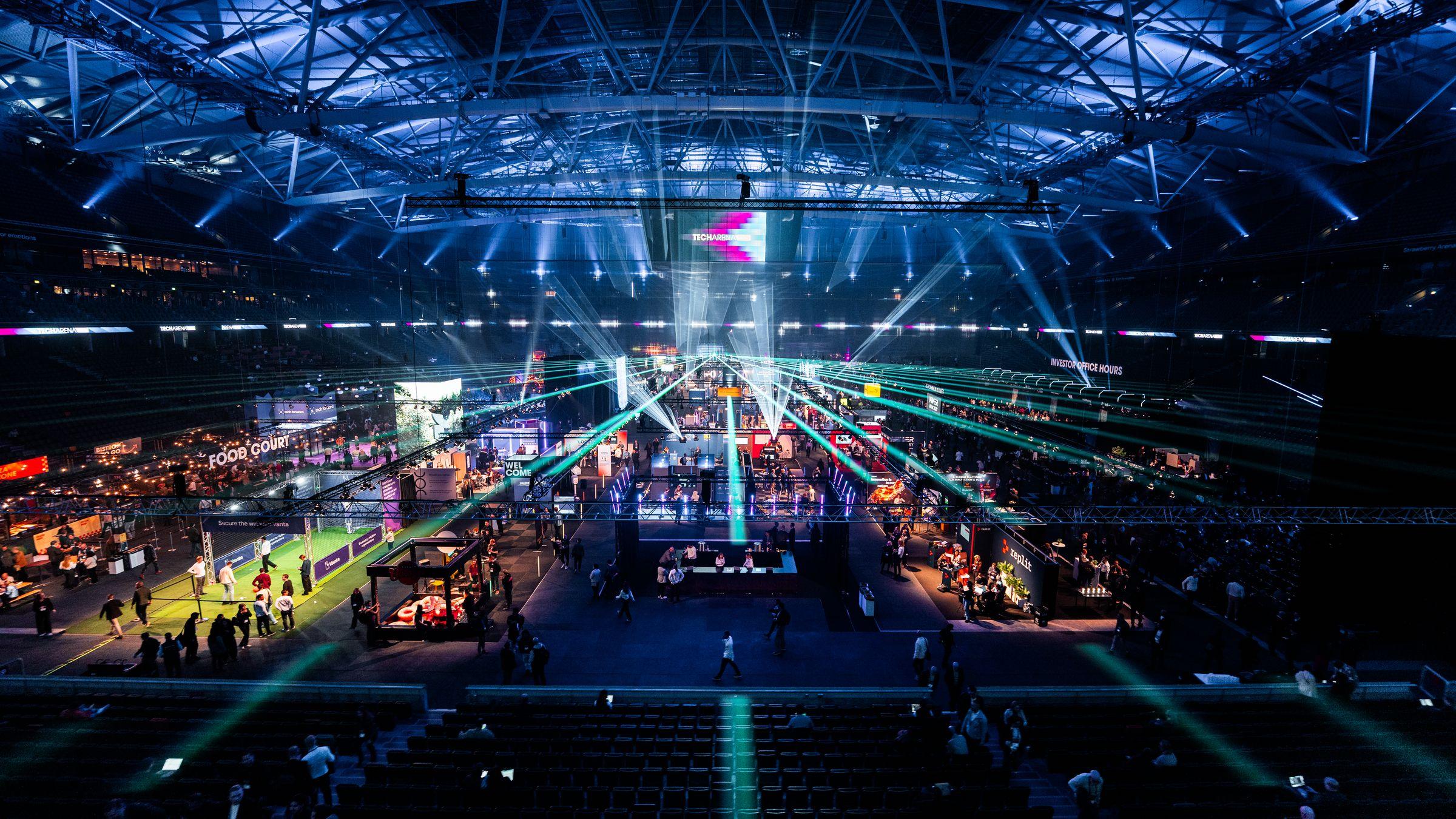 Arena der TECHARENA 2026 in Stockholm mit Bühne und Lichtshow