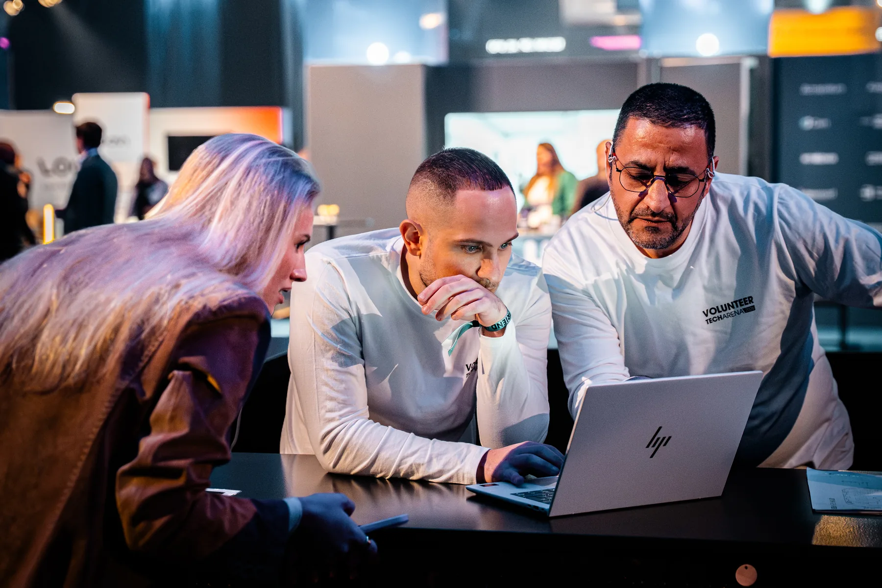 Gespräch am Laptop in der Ausstellung der TECHARENA 2026