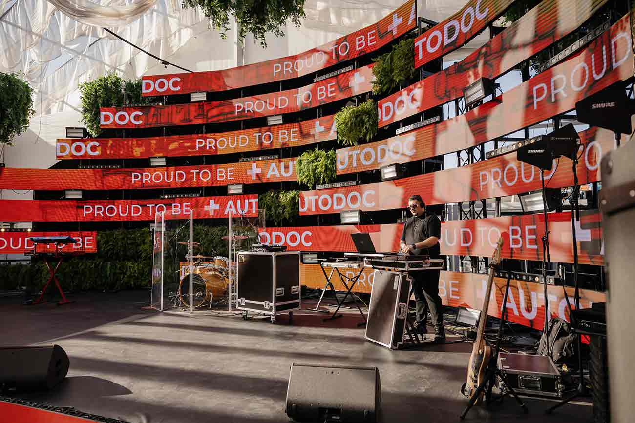 Фото сцены с освещением от MS-Prod: Сцена с LED-экранами и графикой Line Production на AUTODOC Summer Glam Party 2025 в Кишинёве, обеспеченная охраной Libra Guard.