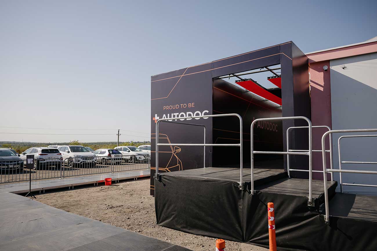 Охранники Libra Guard патрулируют Vara Vara Aquacity на AUTODOC Summer Glam Party 2025, обеспечивая нулевые инциденты.