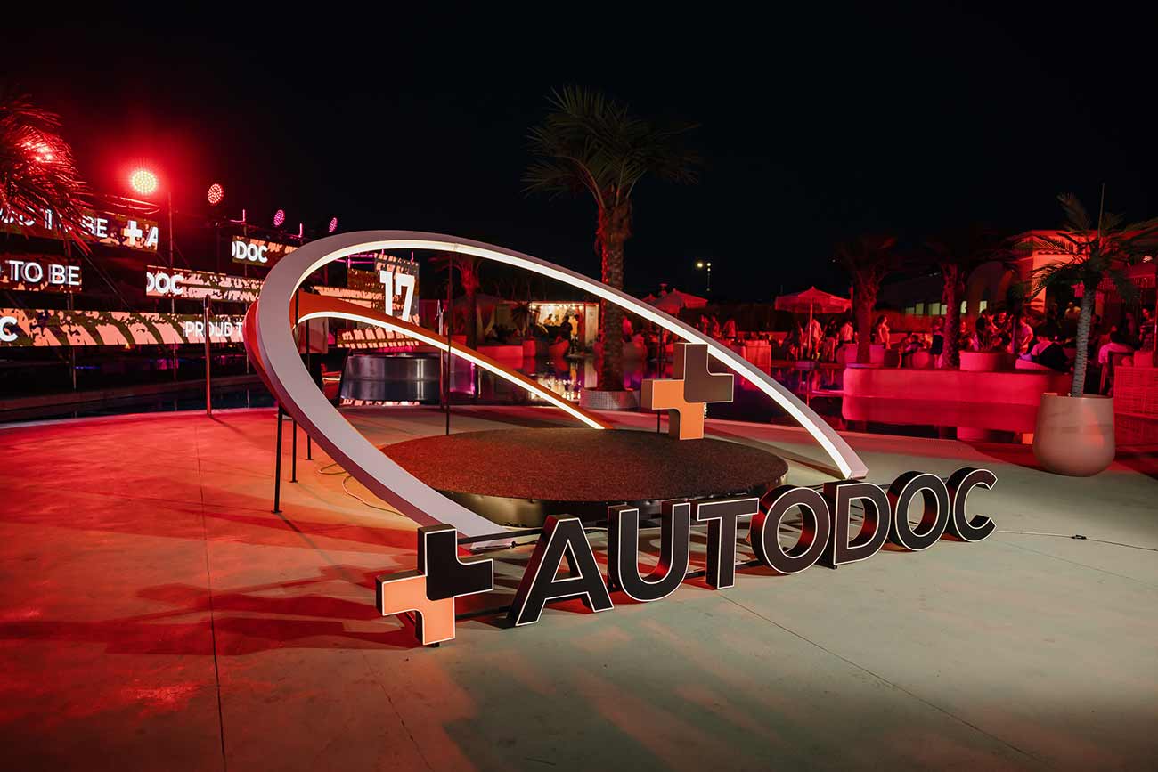 Фото фотозоны Art Garage: Креативная фотозона с брендингом Autodoc на Summer Glam Party 2025 в аквапарке Vara Vara, под надёжной охраной Libra Guard Молдова.