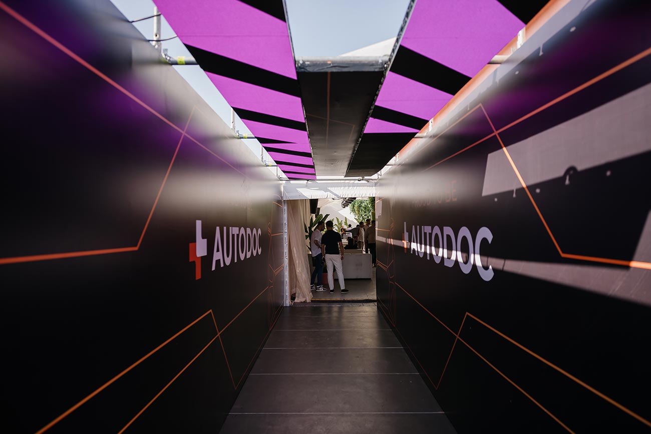 Фото фотозоны Art Garage: Креативная фотозона с брендингом Autodoc на Summer Glam Party 2025 в аквапарке Vara Vara, под надёжной охраной Libra Guard Молдова.