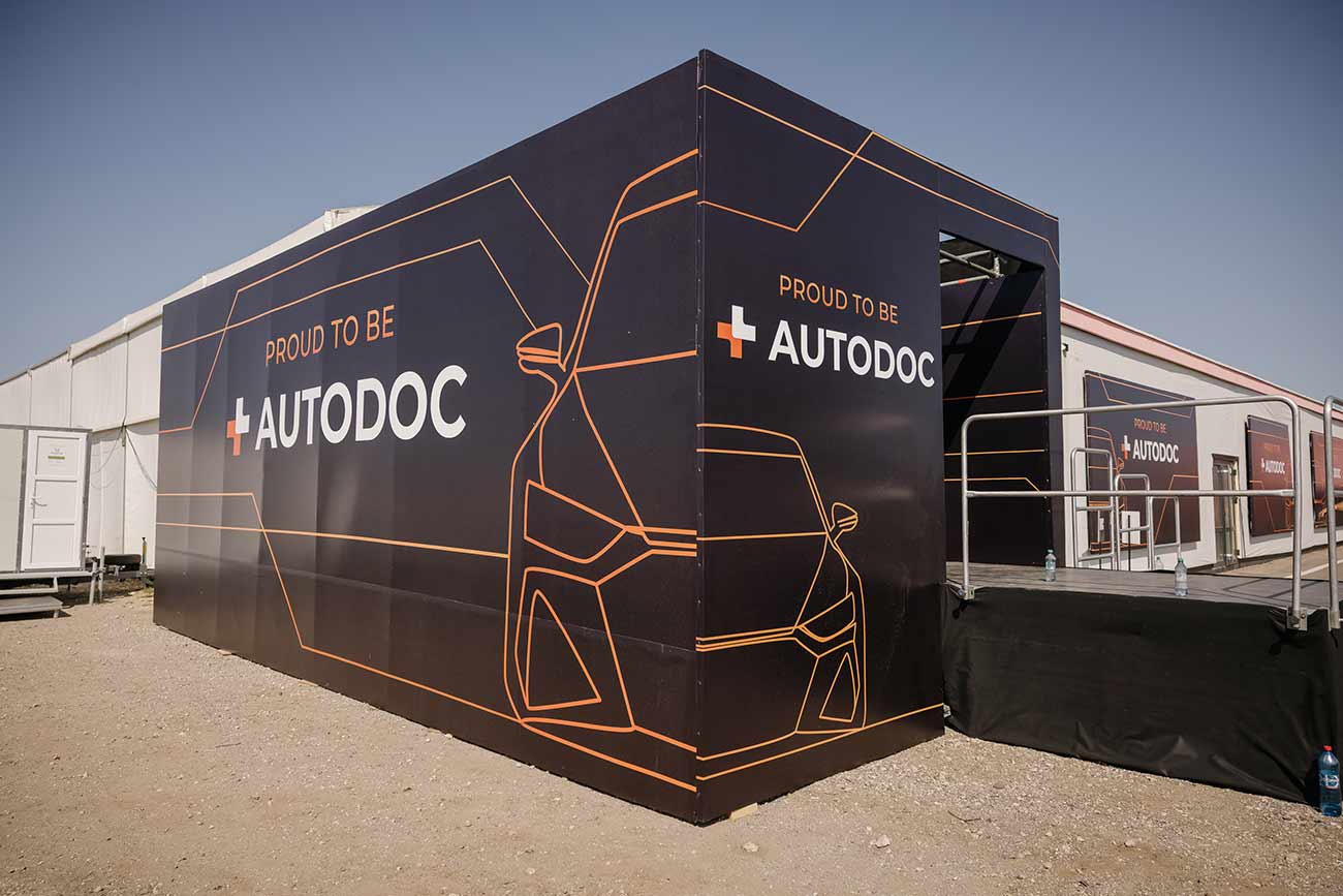 Охранники Libra Guard патрулируют Vara Vara Aquacity на AUTODOC Summer Glam Party 2025, обеспечивая нулевые инциденты.