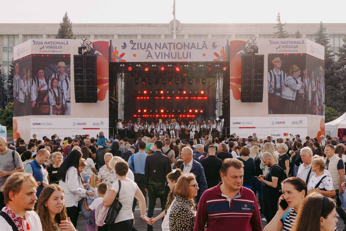 Институциональные партнёры — министерства сельского хозяйства и культуры Молдовы на Ziua Națională a Vinului 2024, охрана Libra Guard.