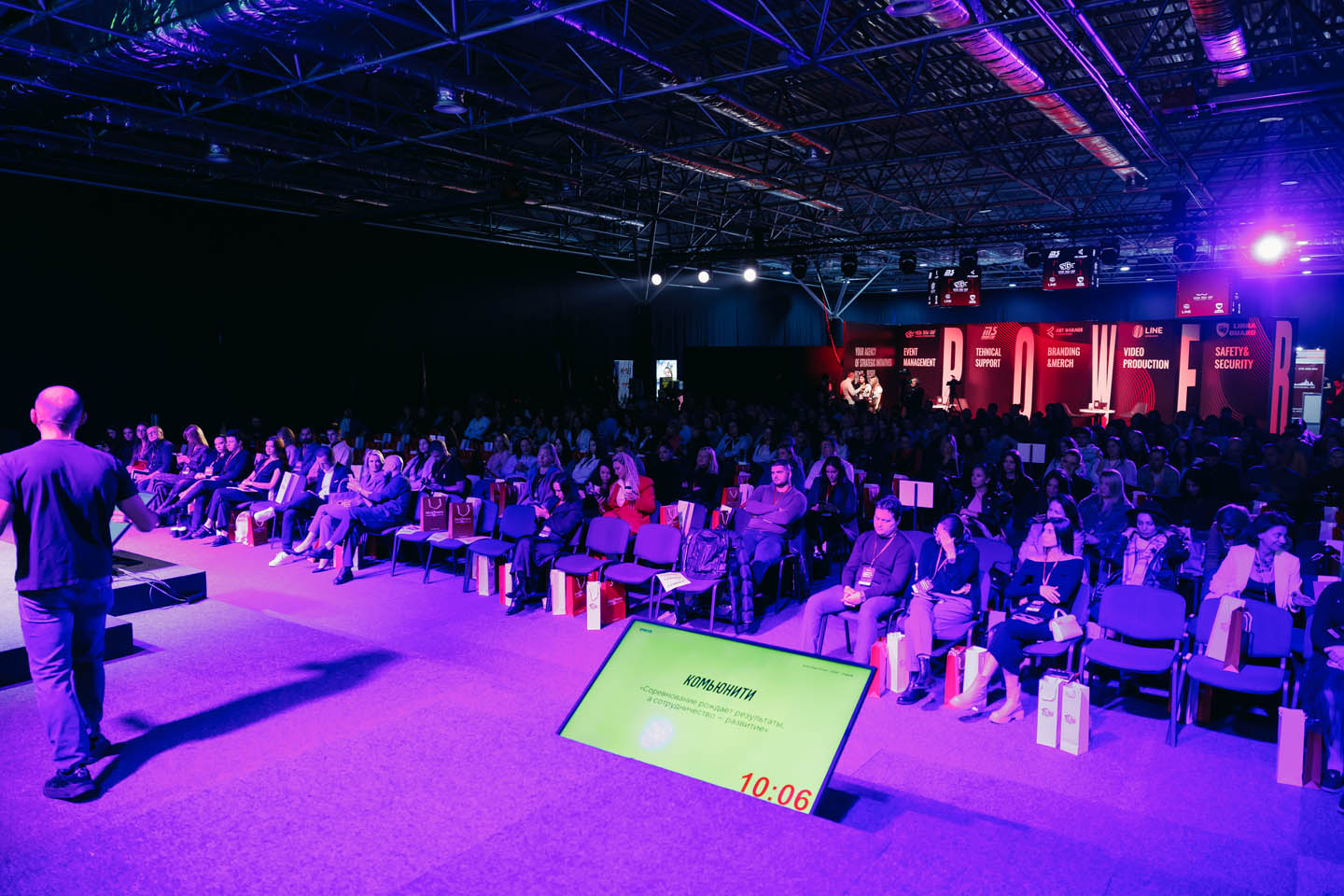 Охранники Libra Guard на входной зоне Event Expo Forum Moldova 2025 в Кишинёве