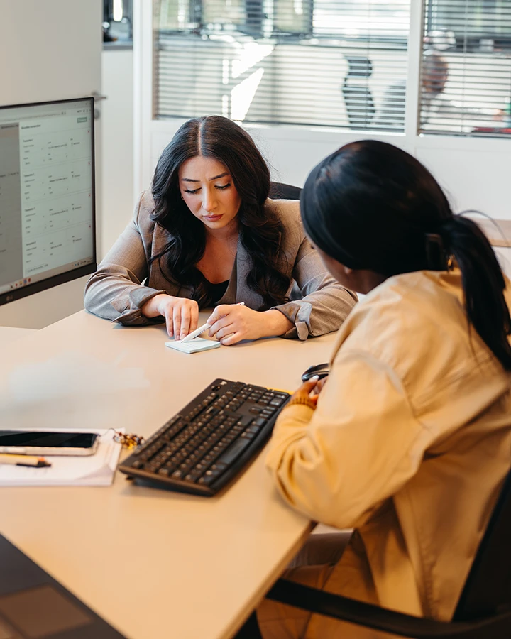 Réunion de travail entre comptables à Fenyx Conseil dans la Loire