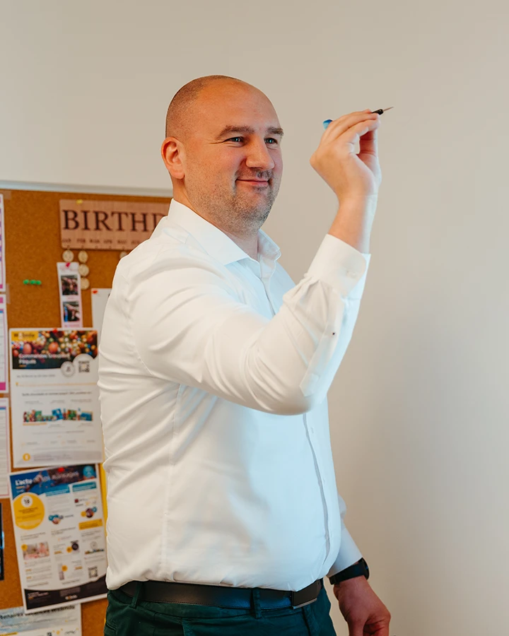 Collaborateur de Fenyx Conseil en train de jouer aux fléchettes