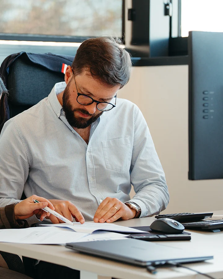Maxime Gibert dans son bureau à Saint-Etienne