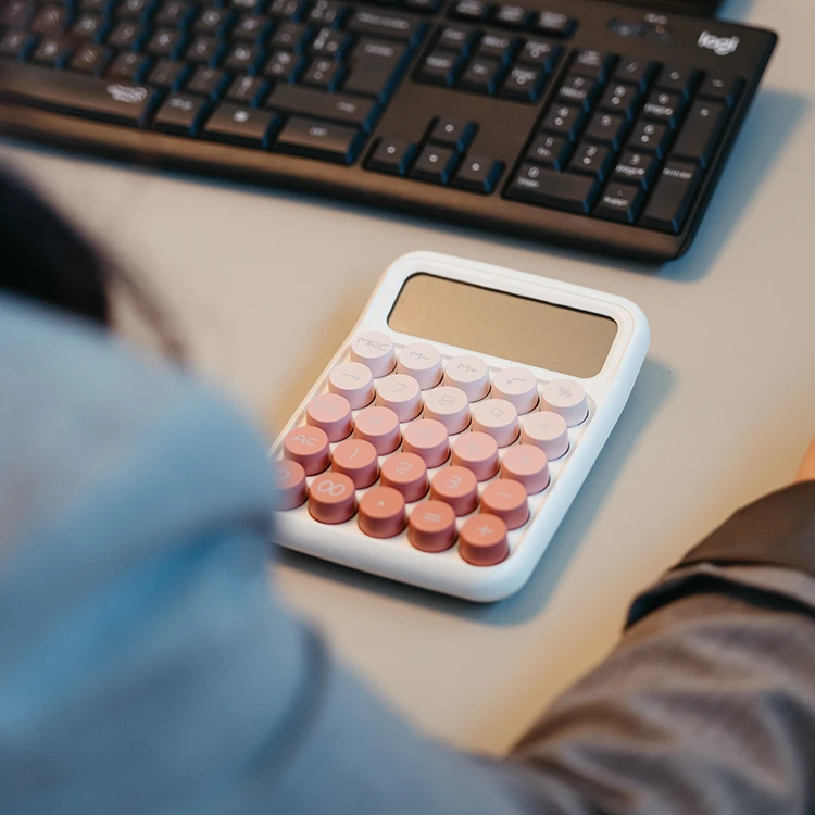 Calculatrice et clavier dans bureau Fenyx Conseil