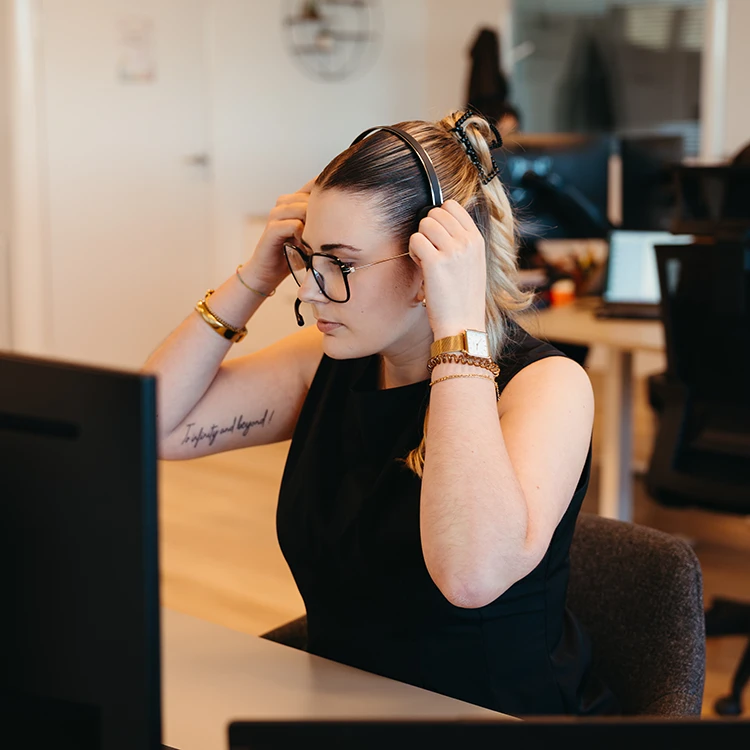 Conseillère Fenyx au téléphone