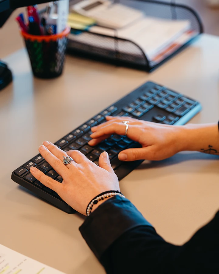 Clavier d'ordinateur avec main chez Fenyx Conseil