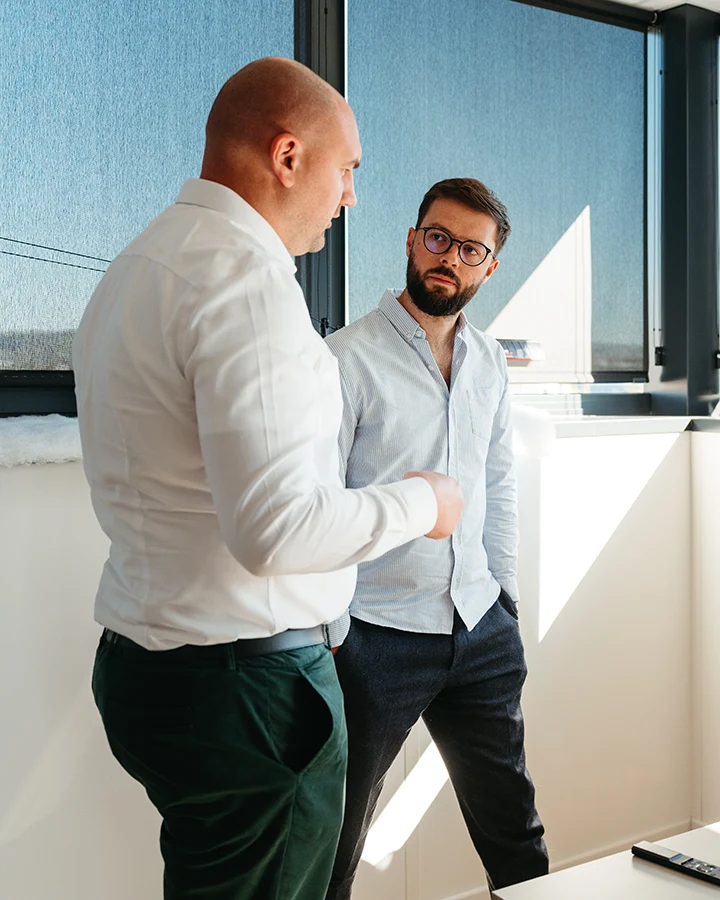Discussion entre collaborateurs au sein de Fenyx Conseil