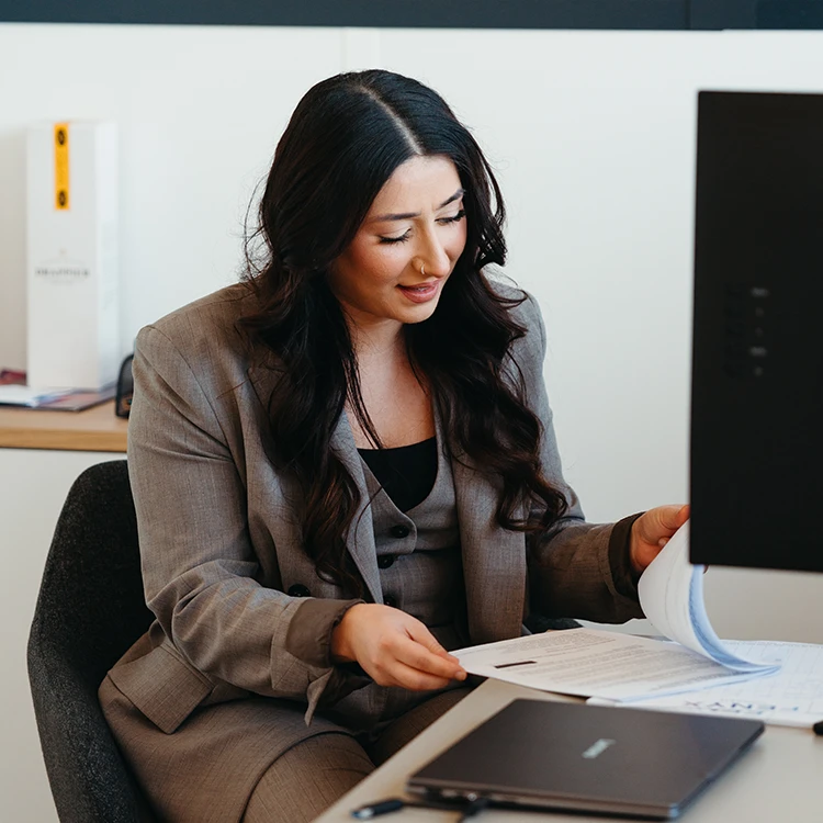 Calculatrice et clavier dans bureau Fenyx Conseil