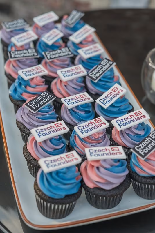 Pink and blue cupcakes topped with Czech Founders logos at Impact Night with Barbora Werdmölder