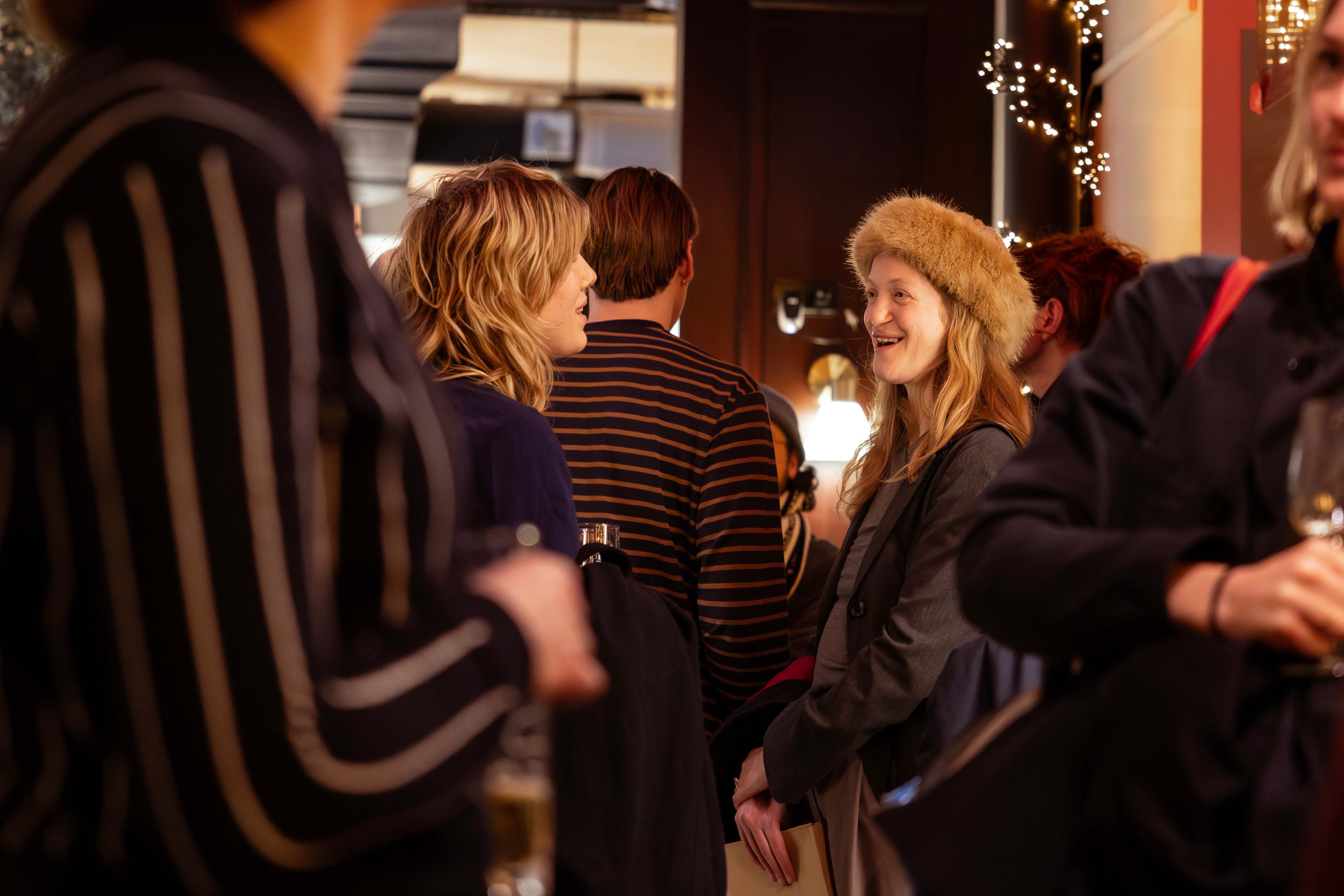 Een groep mensen die gezellig met elkaar kletsen
