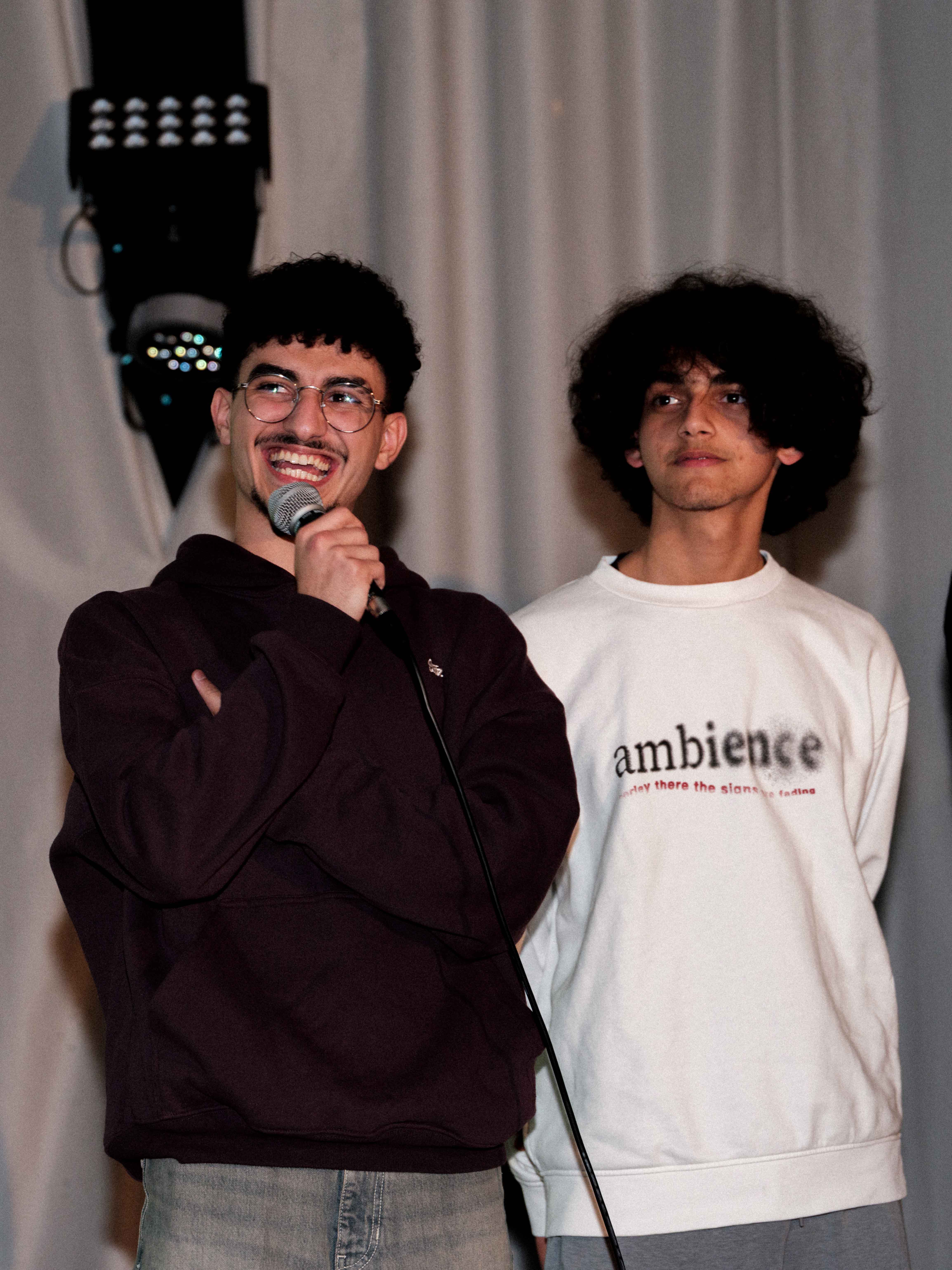 Twee mensen die een presentatie geven op een podium.