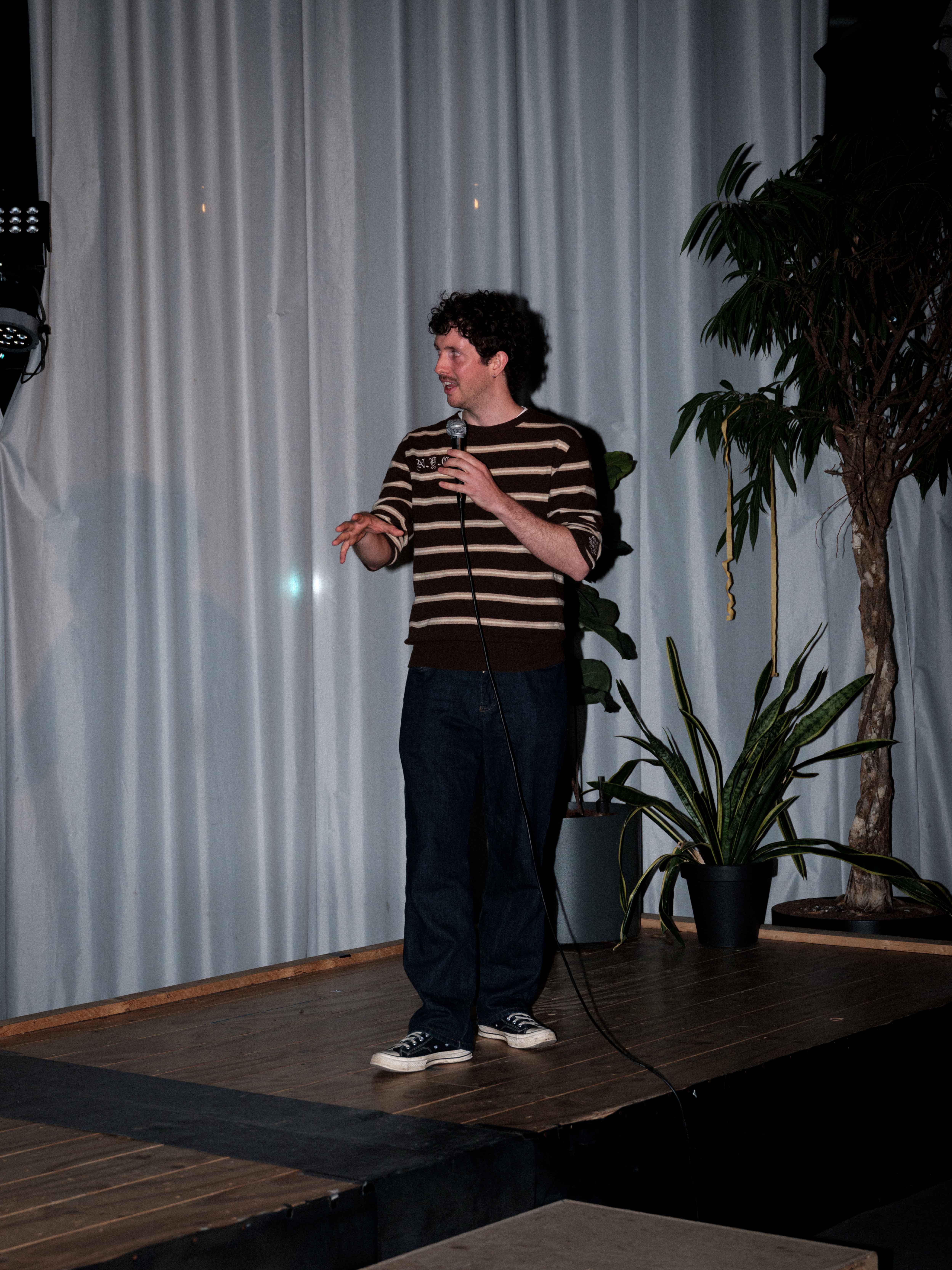 Een persoon die een presentatie geeft op een podium