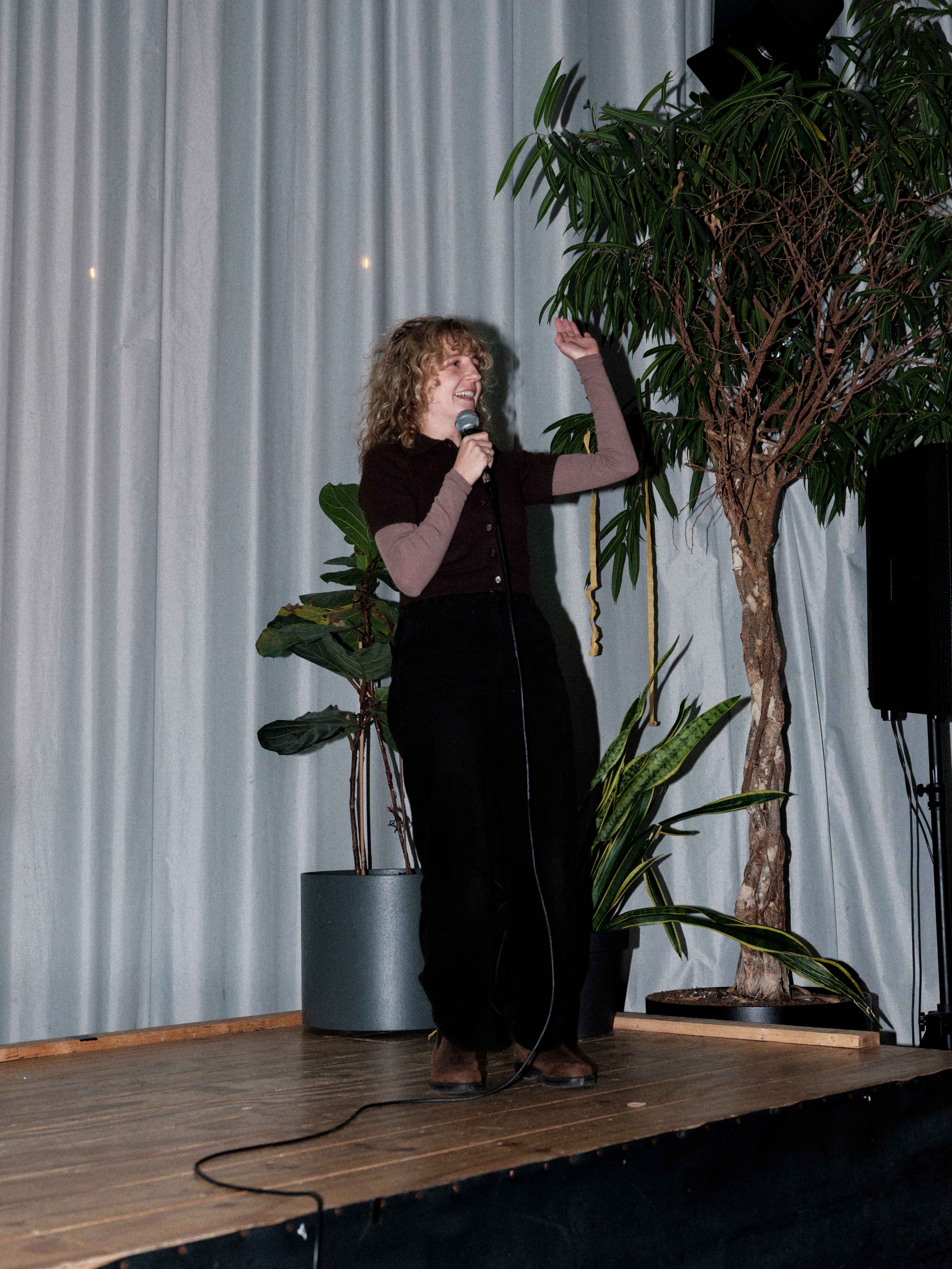 Een persoon die een presentatie geeft op een podium.