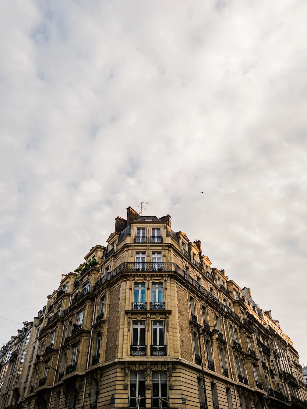 Bâtiment parisien avec un ciel gris