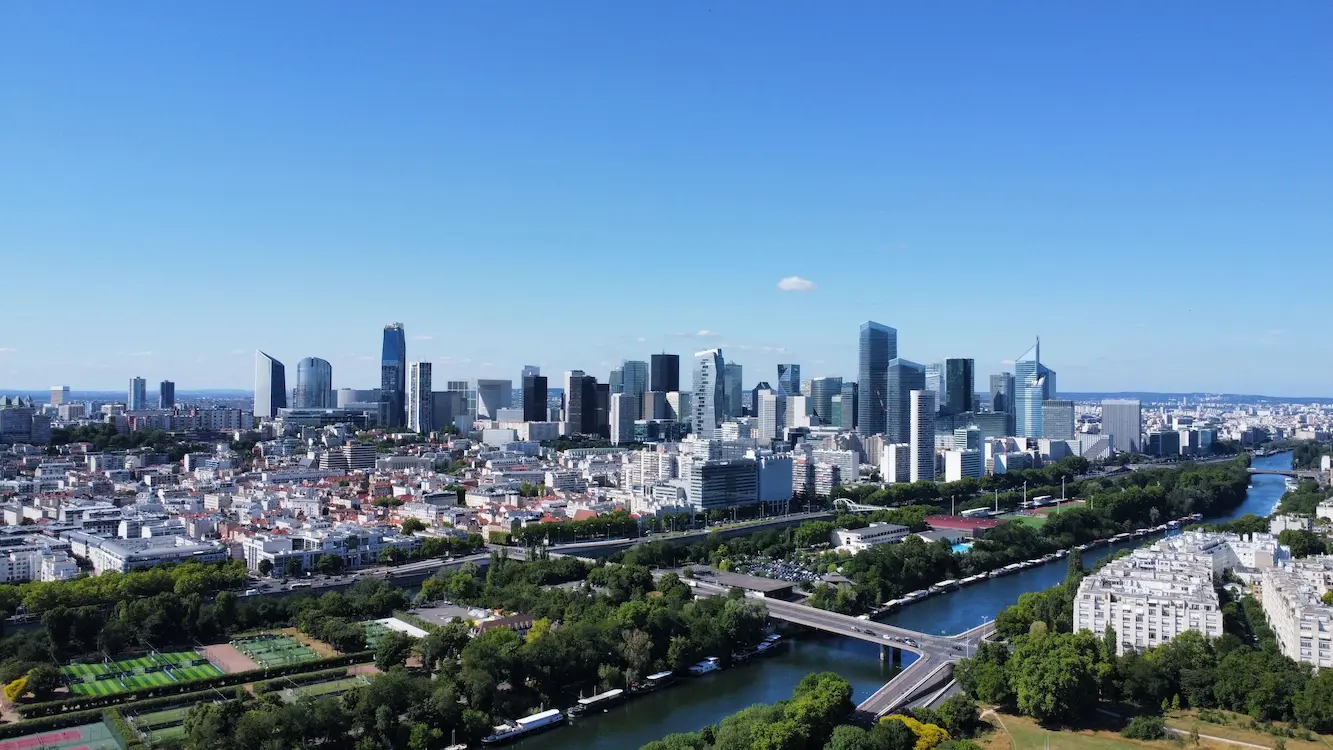 Vue aérienne de la ligne d'horizon de La Défense à Paris avec un ciel bleu clair
