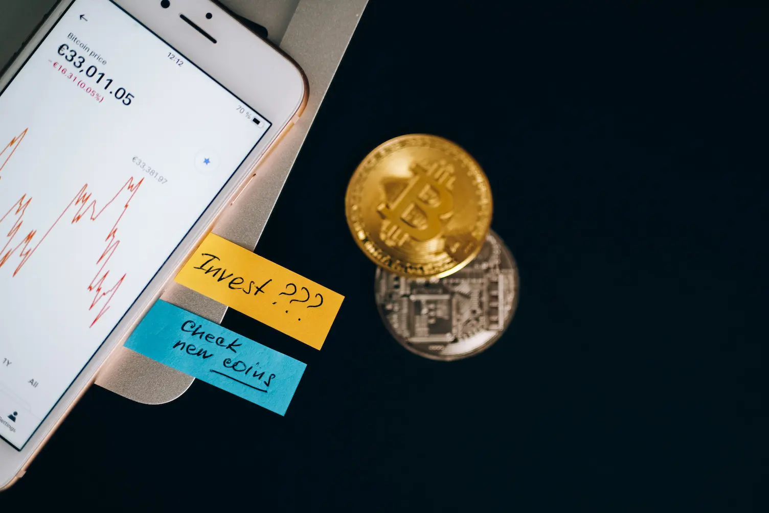 Téléphone montrant une courbe du cours du bitcoin