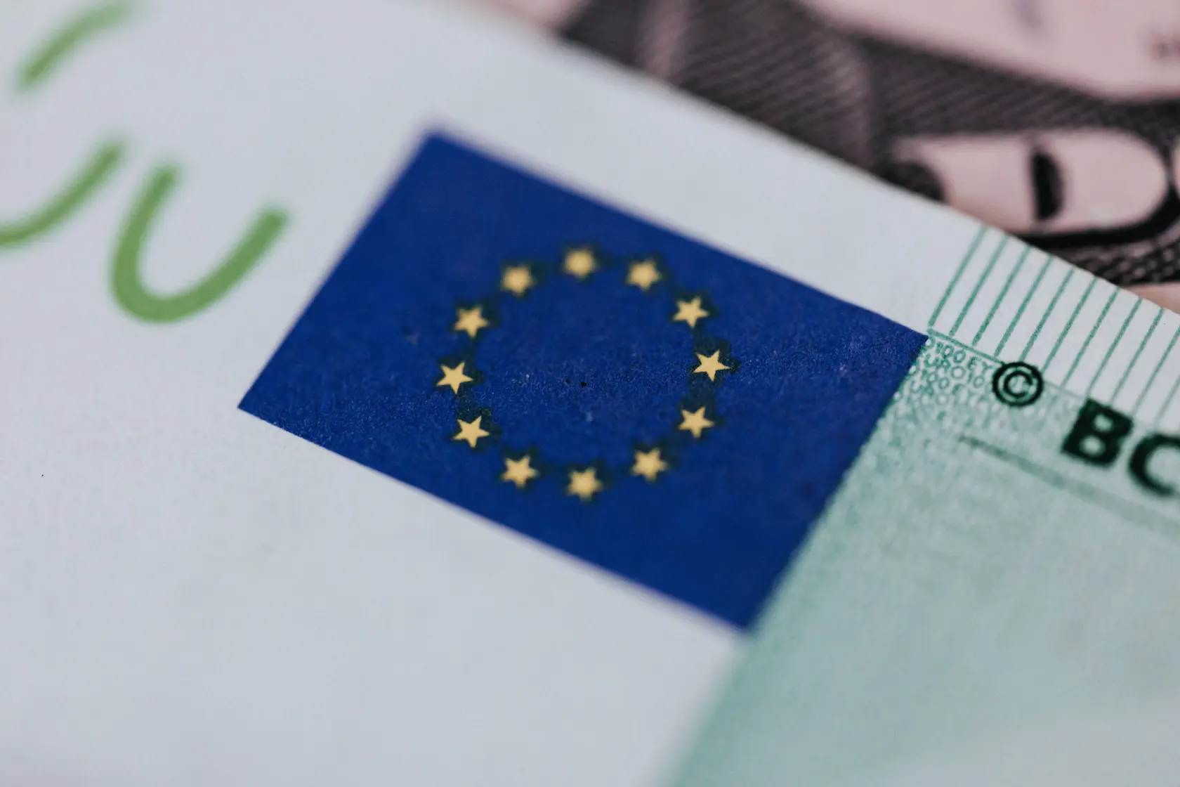 Gros plan détaillé d'un billet en euros montrant le drapeau de l'Union Européenne