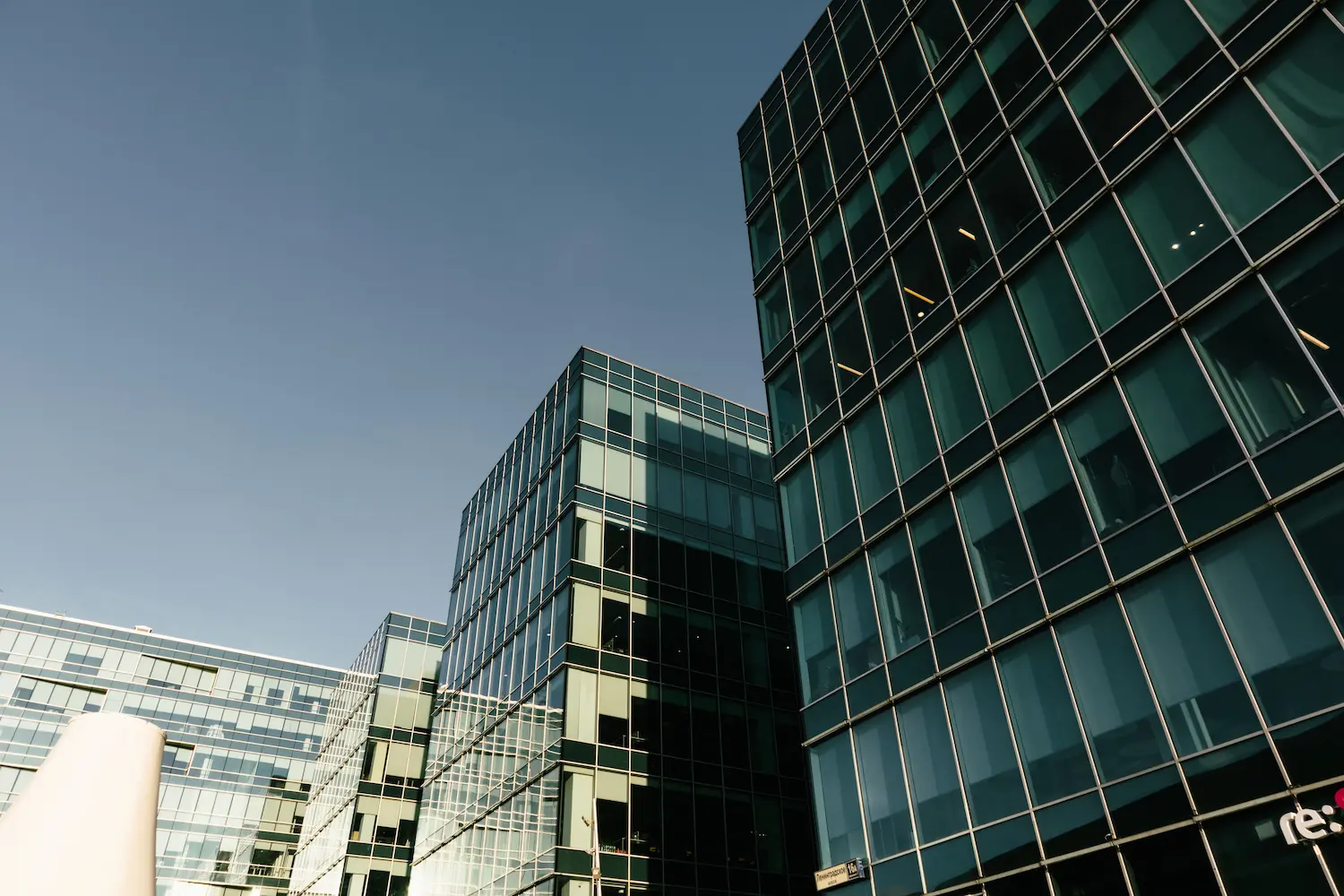Des immeubles de bureaux modernes en verre avec un ciel bleu