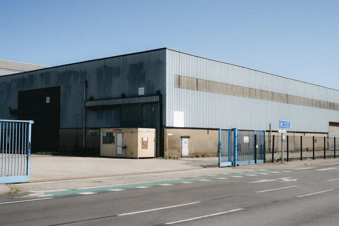 Vue extérieure d'un grand entrepôt industriel à Dunkerque
