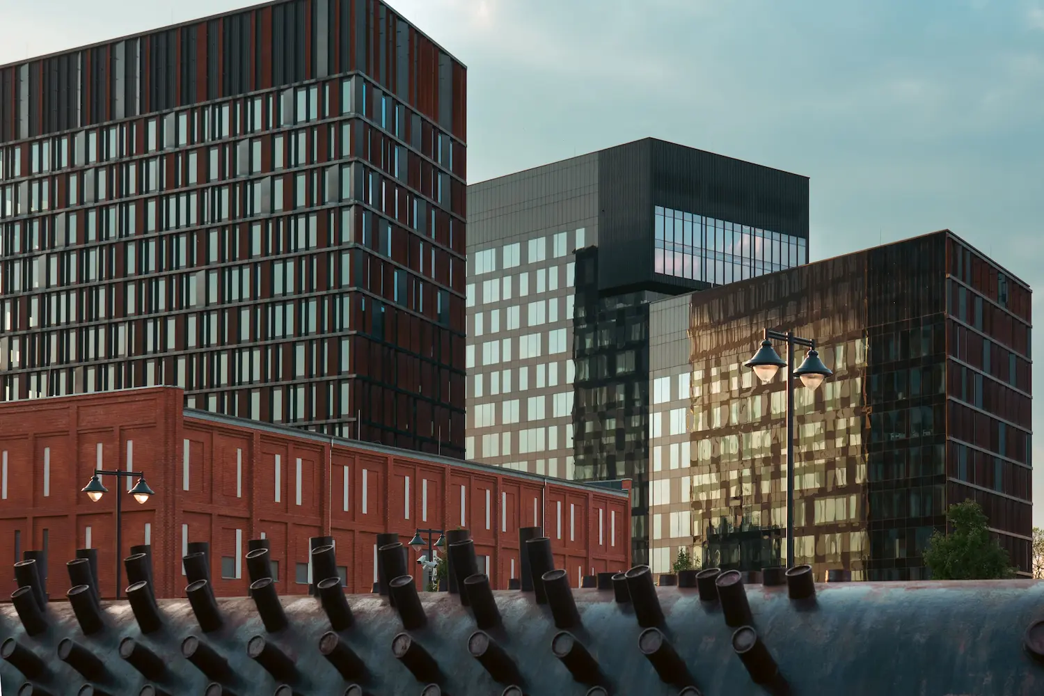 Vue sur des immeubles de bureau avec un ciel bleu