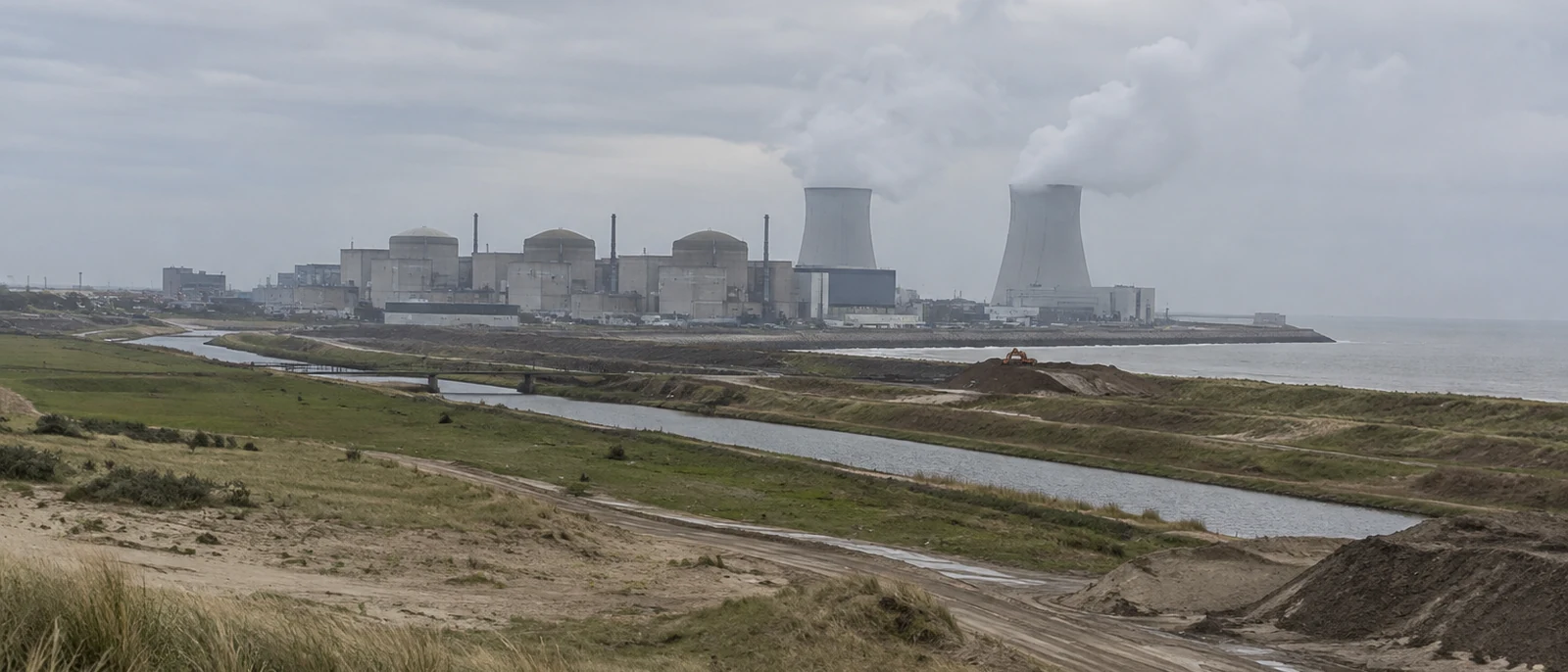 Gravelines, Nord. The local information commission cites an EDF estimate of about 5,000 temporary housing units needed at peak.