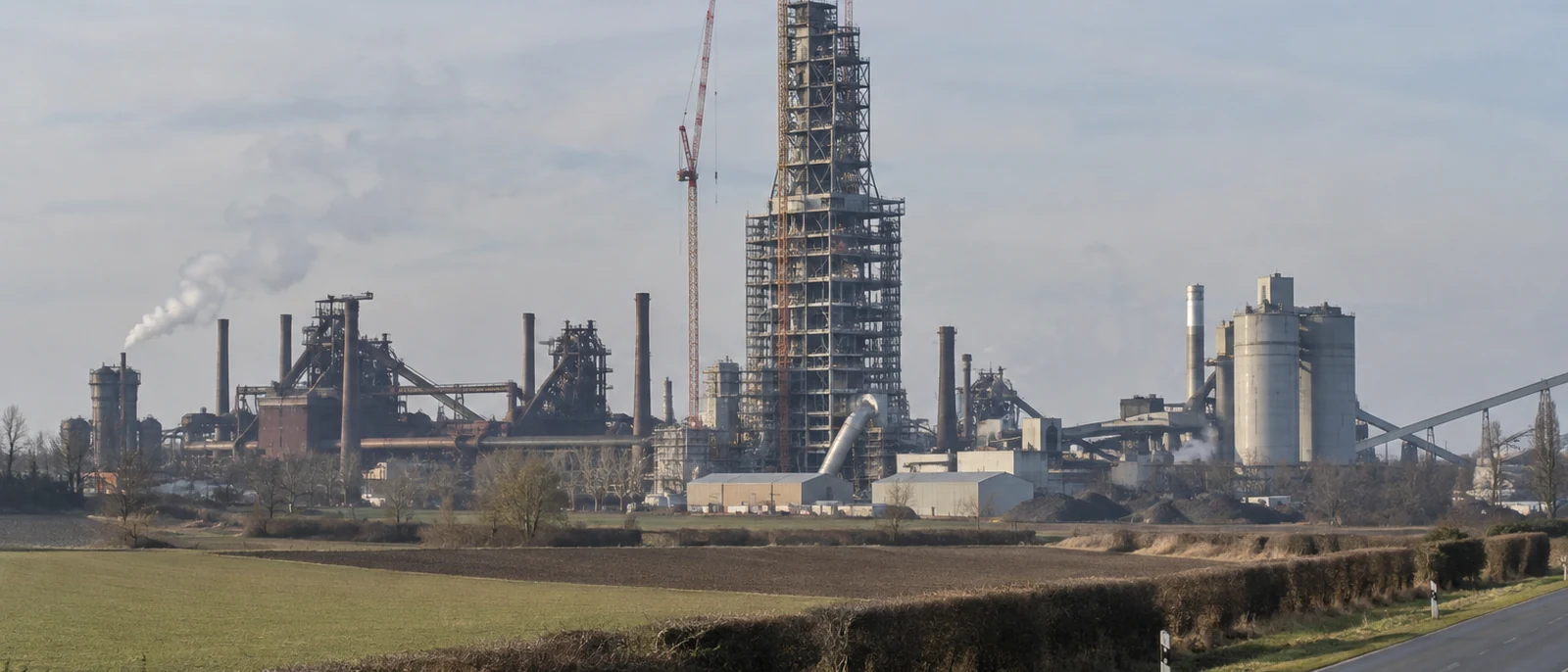 Salzgitter, Lower Saxony. Trade press reported up to 1,000 construction workers on the SALCOS site in January 2026.