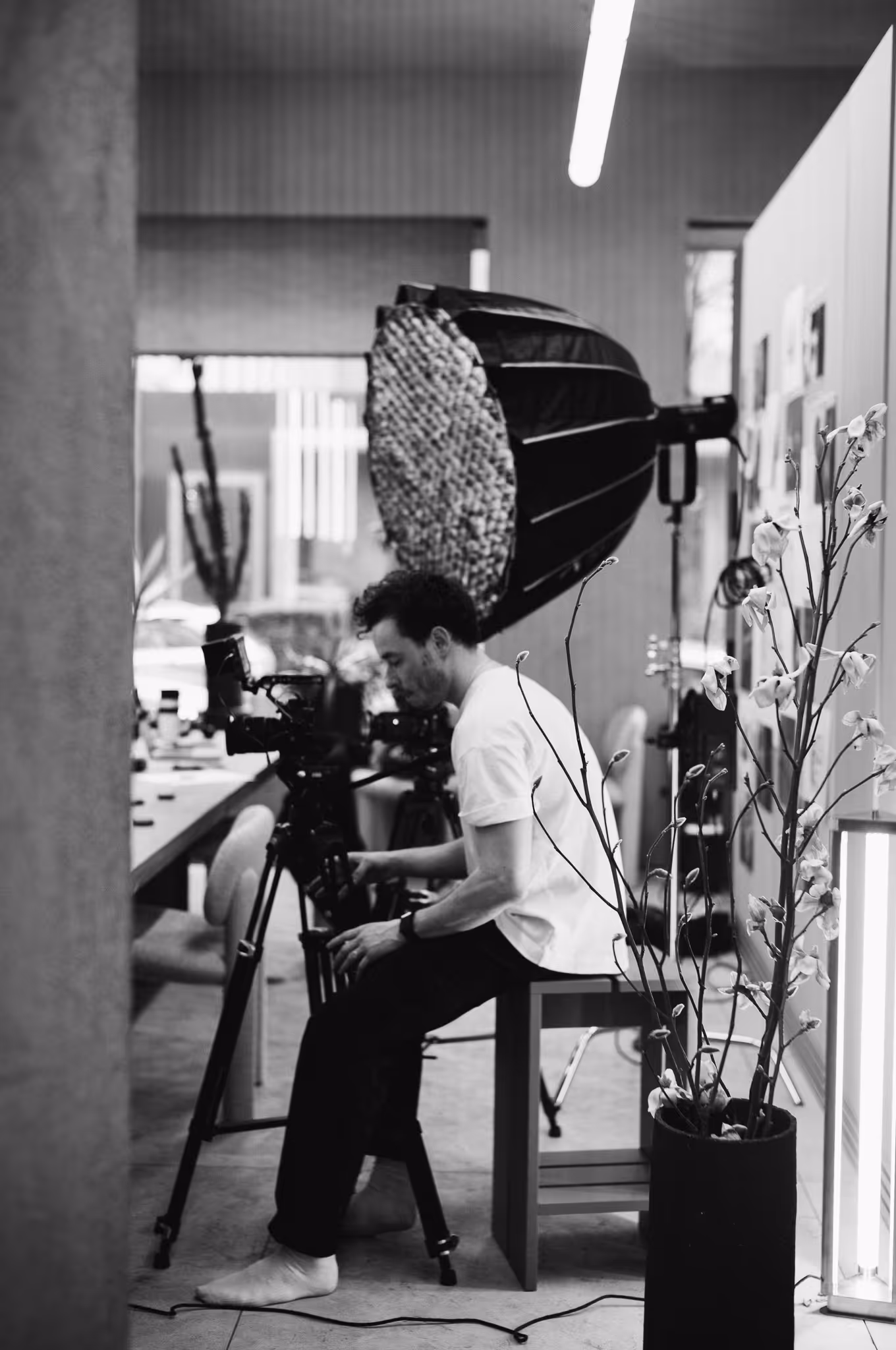 Kameramann vor Parabollicht – High-End Podcastproduktion München