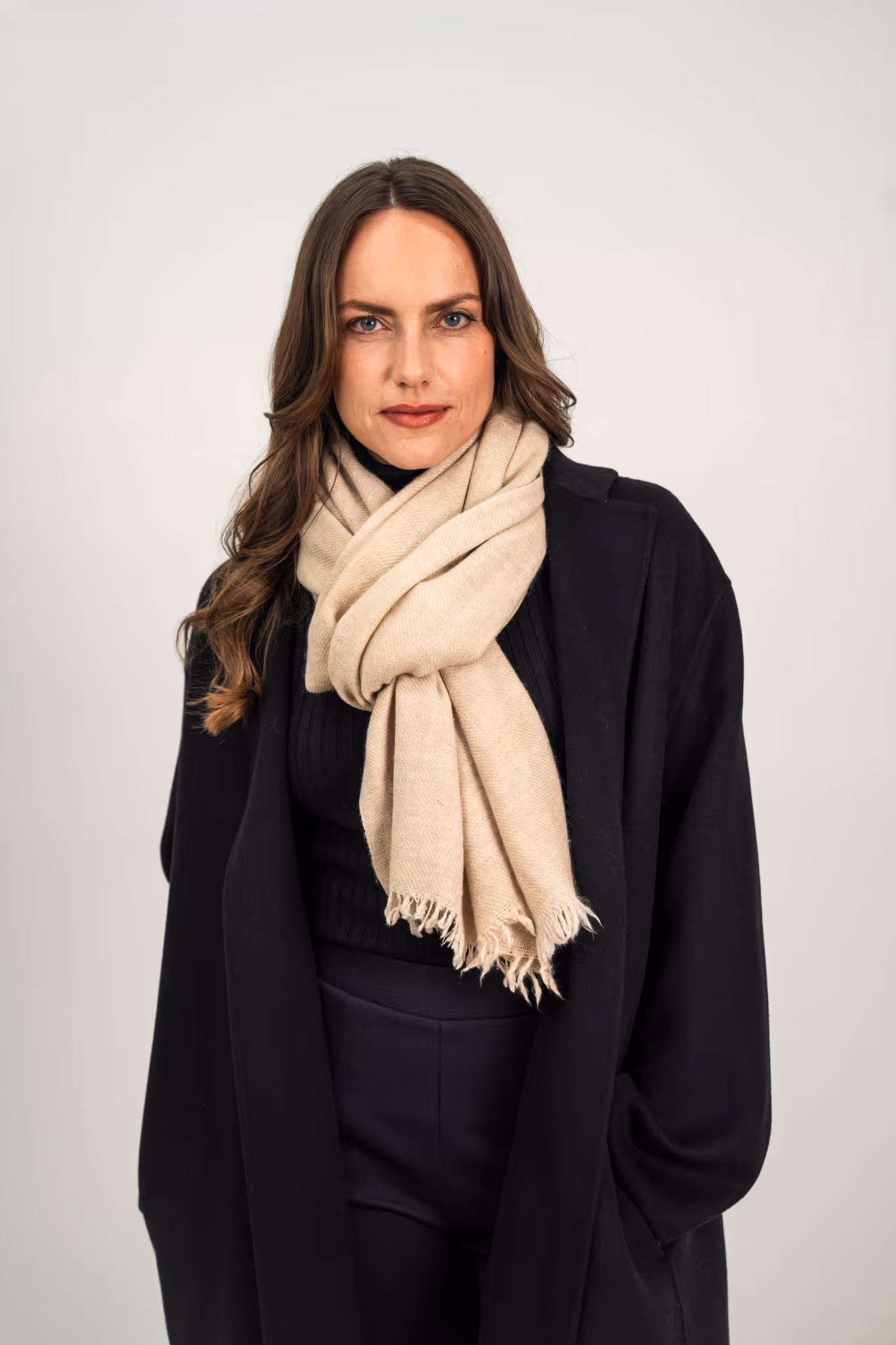 Portrait Model mit beigefarbenem Kaschmirschal – Marici Accessoire Linie