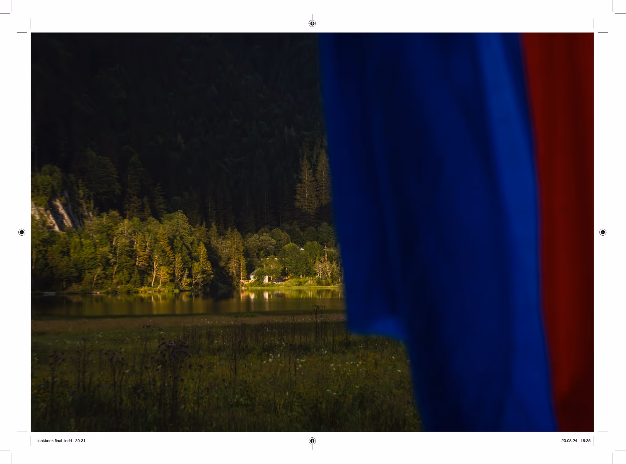 Model im grünen Mantel vor Alpenwiese – Marici Fashion Shooting München