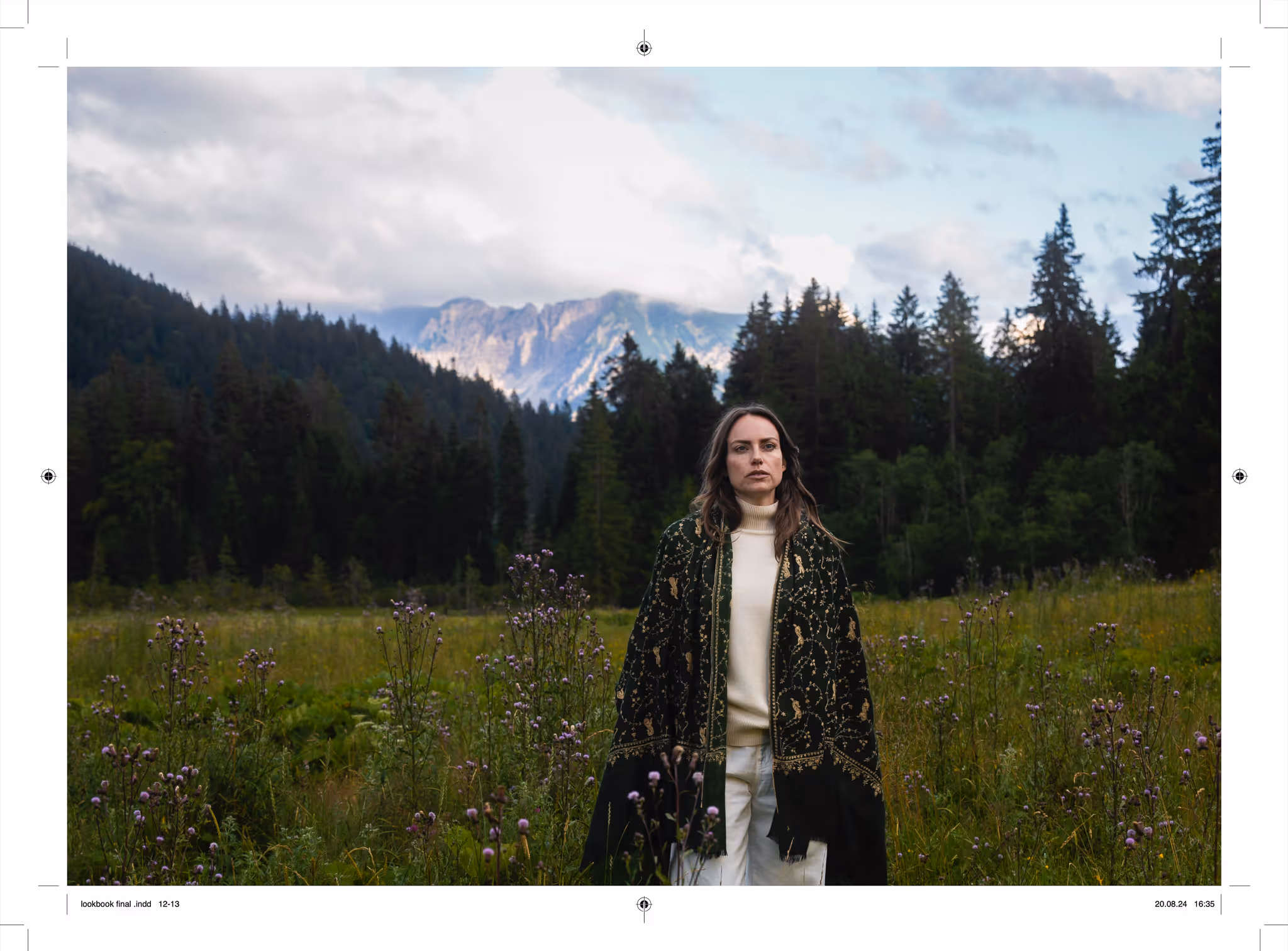 Portrait in Tweedjacke auf Waldwiese – Marici Mountain Fashion München