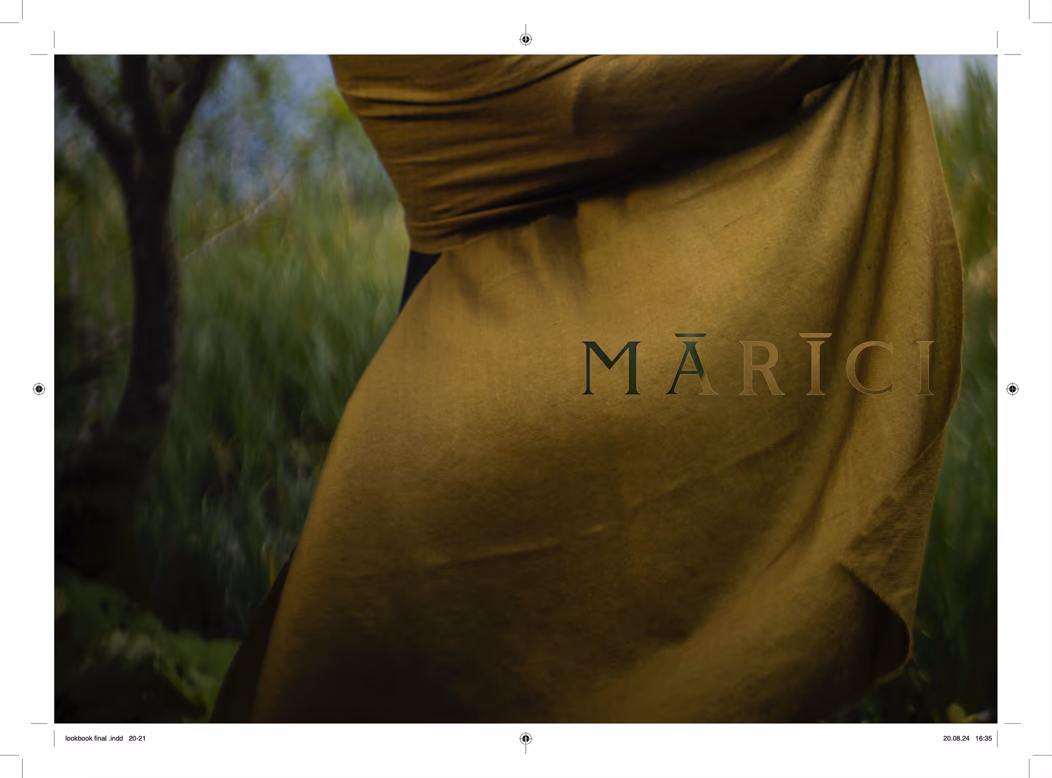 Drapiertes Tuch enthüllt Silhouette – Marici Lookbook Editorial Bayern