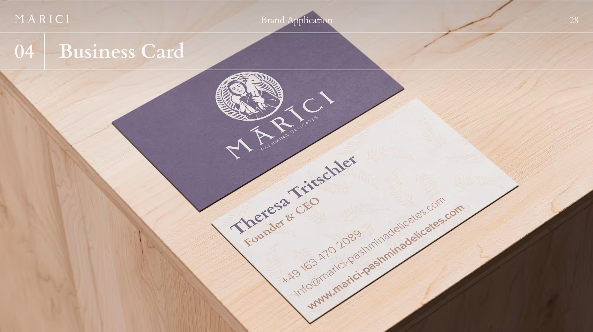 Visitenkarten-Layout auf Holzoberfläche – Marici Corporate Design München