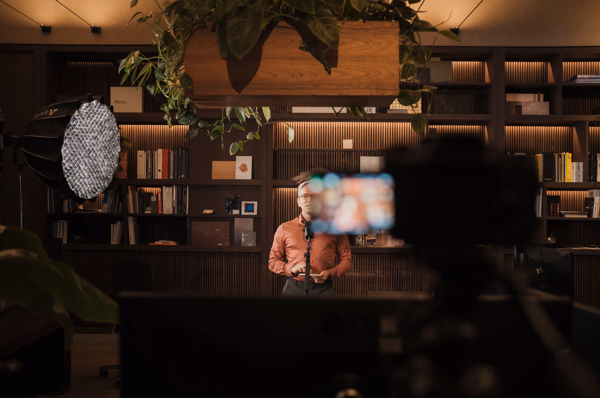 Stimmungsvolle Bücherregal-Kulisse – Branding Podcast München Ambiente