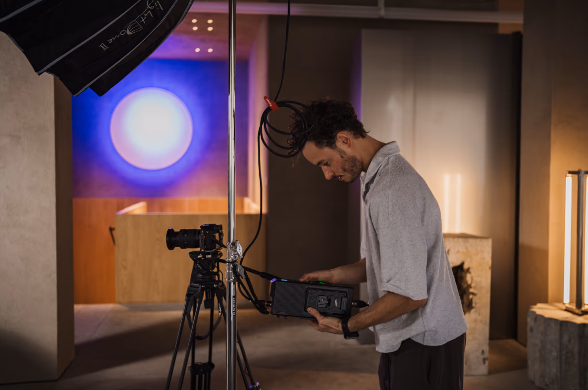 Kameramann richtet Sony FX6 – Podcast Produktion München