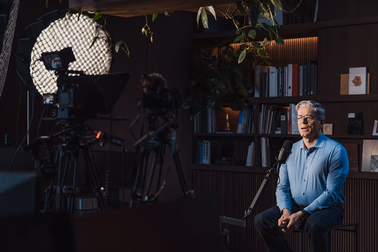 Sony Cinecam auf Stativ – Podcast Videoproduktion München