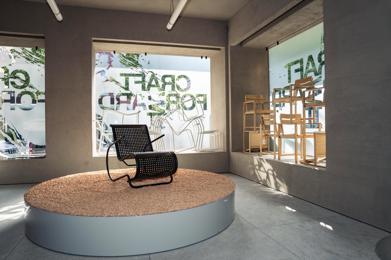 Craft Forward Live by FADETOBLACK, event photography, image 15: Coverage of the Craft Forward Live event in interior studio Holzrausch's showroom with raw clay-plastered