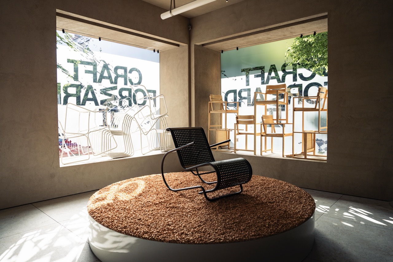 Craft Forward Live by FADETOBLACK, event photography, image 19: Coverage of the Craft Forward Live event in interior studio Holzrausch's showroom with raw clay-plastered