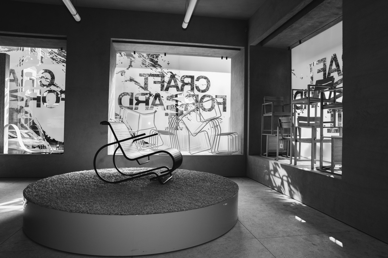 Craft Forward Live by FADETOBLACK, event photography, image 14: Coverage of the Craft Forward Live event in interior studio Holzrausch's showroom with raw clay-plastered