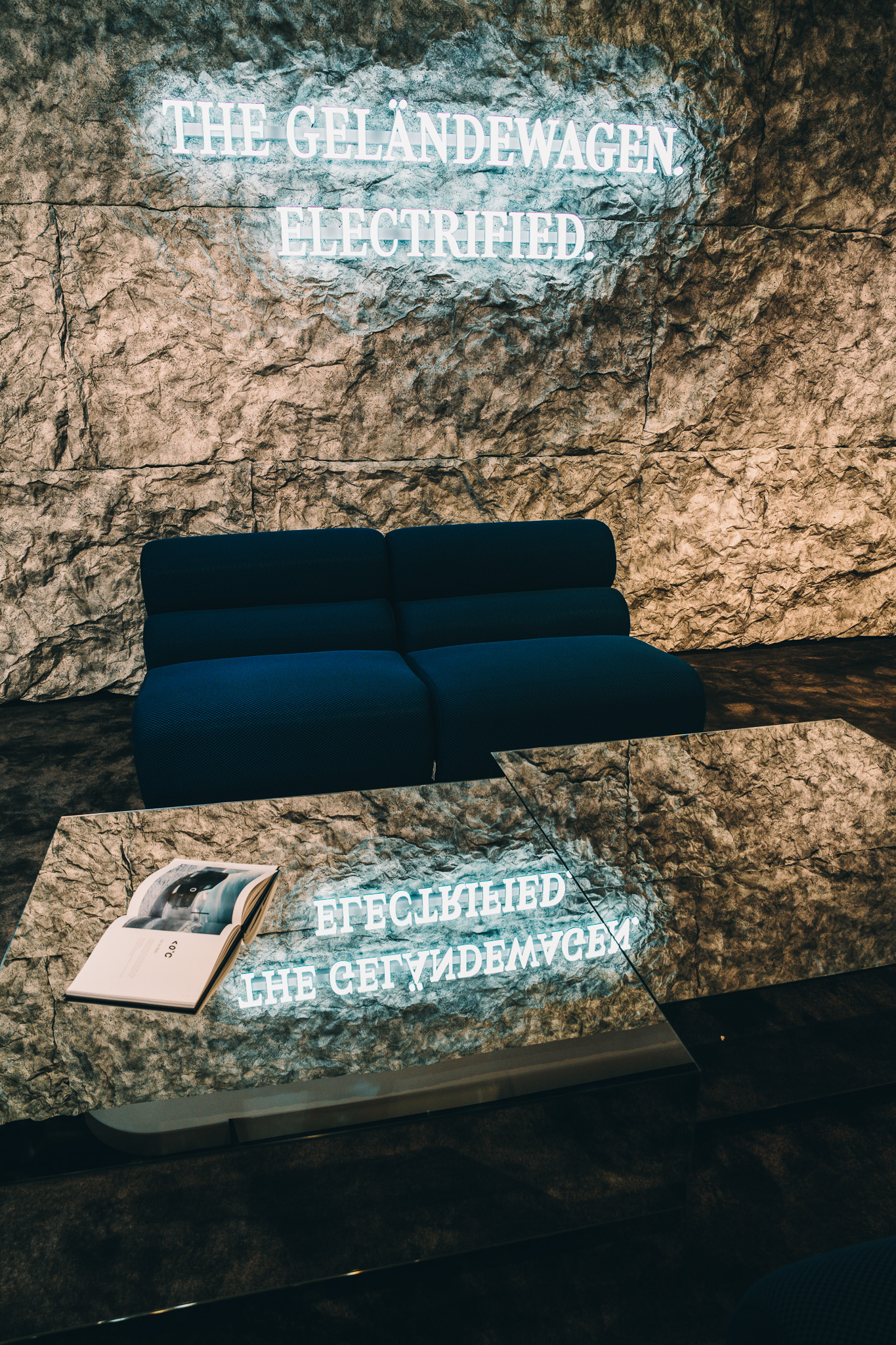 Marketing Innovations @Mercedes Benz by FADETOBLACK, event photography, image 23: Interior views of the Mercedes-Benz Studio Odeonsplatz venue in Munich during a marketing event: a blue