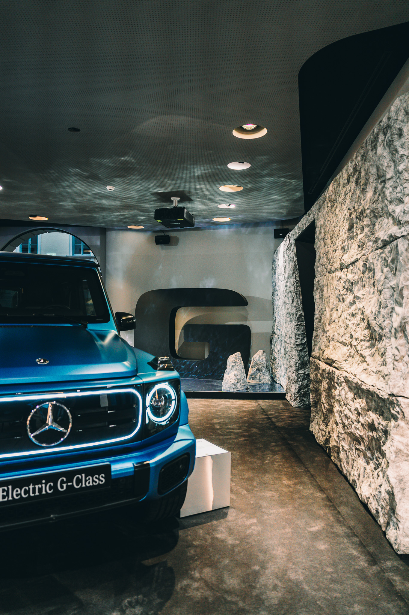 Marketing Innovations @Mercedes Benz by FADETOBLACK, event photography, image 22: Interior views of the Mercedes-Benz Studio Odeonsplatz venue in Munich during a marketing event: a blue